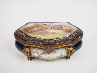Vente aux enchères Coffret à bijoux de style Louis XV en porcelaine polychrome à décor pe
