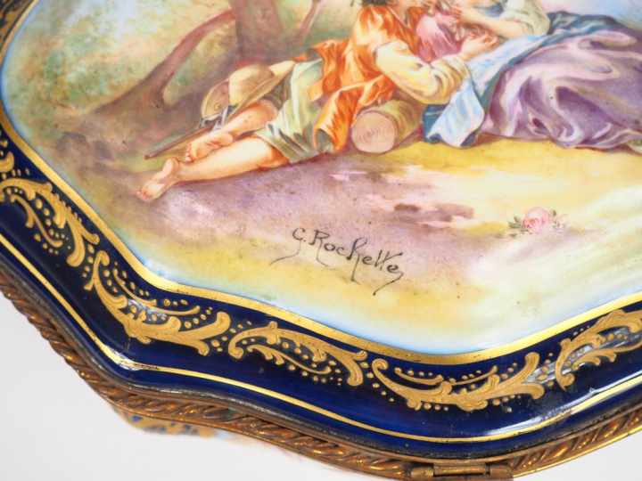 Coffret à bijoux de style Louis XV en porcelaine polychrome à décor pe