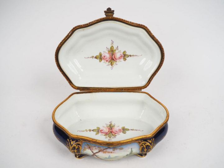 Coffret à bijoux de style Louis XV en porcelaine polychrome à décor pe