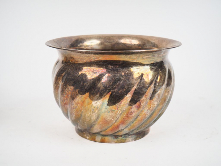 Cache pot en métal argenté à décor de côtes torses. Dim. 16 x 22,5 cm.