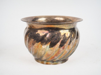 Vente aux enchères Cache pot en métal argenté à décor de côtes torses. Dim. 16 x 22,5 cm.