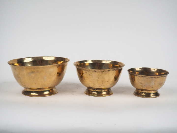 Cache pot en métal argenté à décor de côtes torses. Dim. 16 x 22,5 cm.