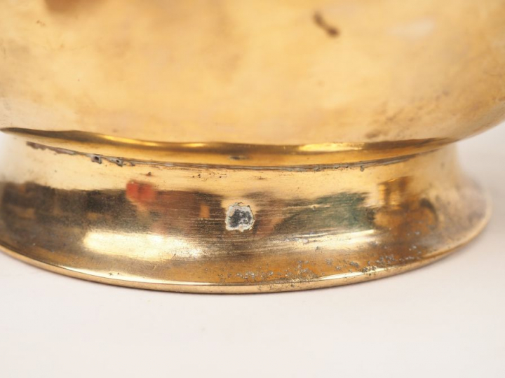 Cache pot en métal argenté à décor de côtes torses. Dim. 16 x 22,5 cm.