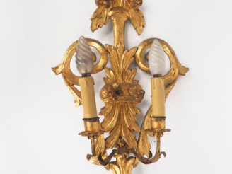 Vente aux enchères Applique de style Louis XV en bois sculpté, doré et tôle à décor de ri