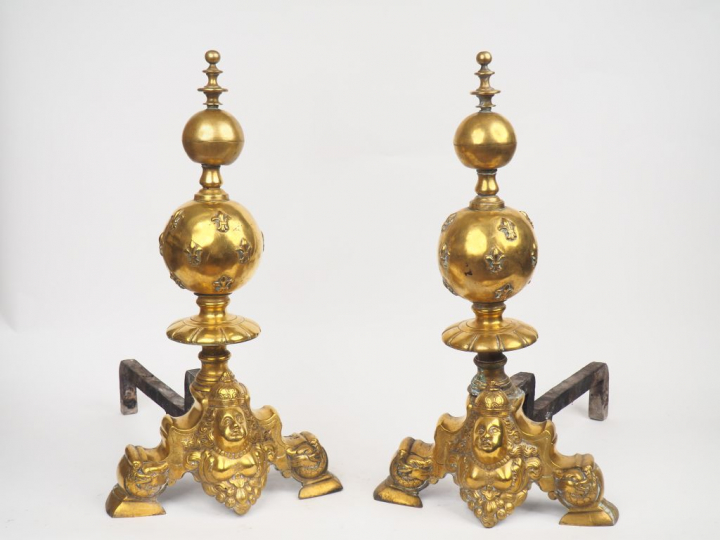 Paire de chenets Napoléon III de style Louis XIV en bronze et laiton à