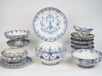 Vente aux enchères Jean Vieillard à Bordeaux Partie de service de table en faïence fine e