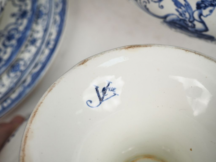 Jean Vieillard à Bordeaux Partie de service de table en faïence fine e