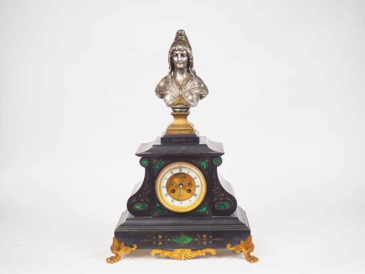 Pendule borne XIXème en marbre noir, régule et laiton, à décor gravé d