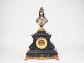 Vente aux enchères Pendule borne XIXème en marbre noir, régule et laiton, à décor gravé d