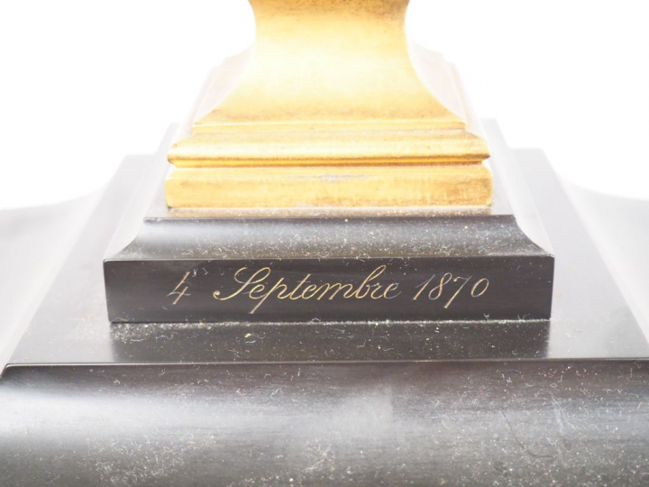 Pendule borne XIXème en marbre noir, régule et laiton, à décor gravé d