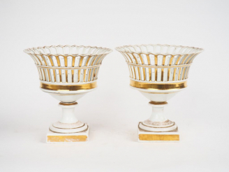Vente aux enchères Paire de jardinières Napoléon III en porcelaine de Paris blanche et do