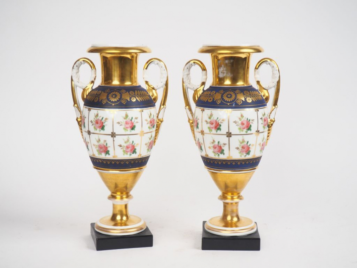 Paire de vases Napoléon III de style Empire en porcelaine polychrome à