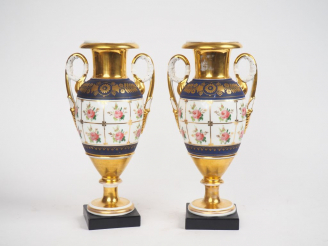 Vente aux enchères Paire de vases Napoléon III de style Empire en porcelaine polychrome à
