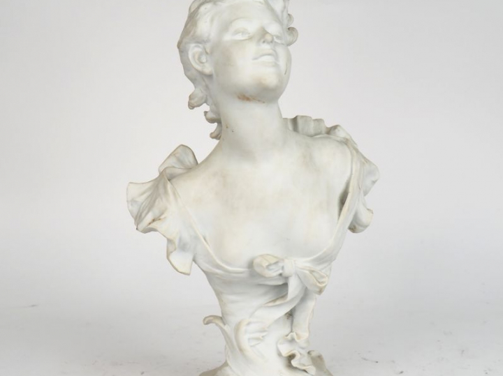 Sujet en biscuit vers 1900, "jeune fille au chignon". Signé. H. 46 cm.