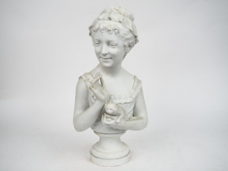 Vente aux enchères Sujet en biscuit vers 1900, "fillette au chat". H. 52 cm. (Accident à 