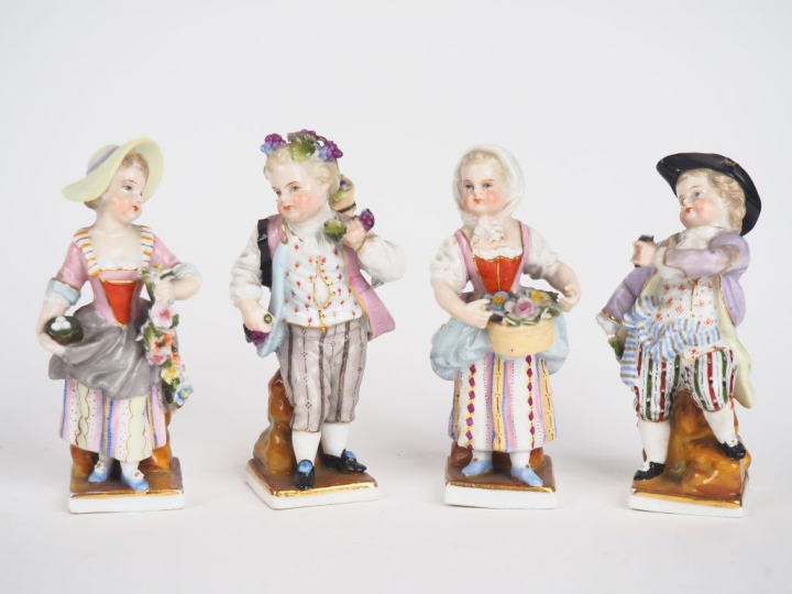 4 sujets en porcelaine polychrome "amours". Marqués sous la base. H. 1