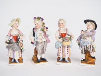 Vente aux enchères 4 sujets en porcelaine polychrome "amours". Marqués sous la base. H. 1