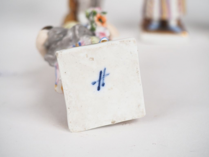 4 sujets en porcelaine polychrome "amours". Marqués sous la base. H. 1