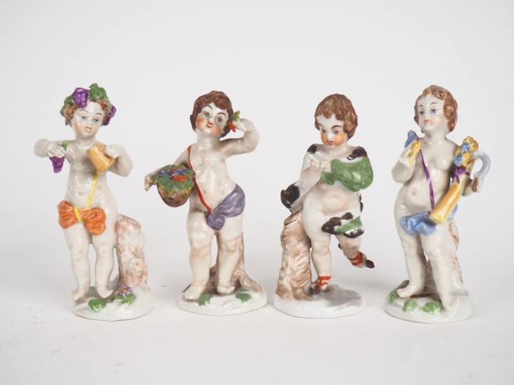 4 sujets en porcelaine polychrome "amours". Marqués sous la base. H. 1