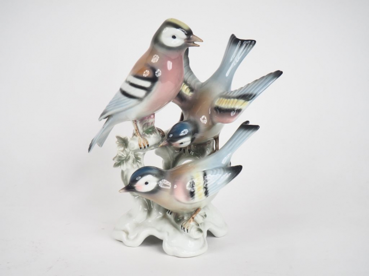 Groupe en porcelaine polychrome allemande "oiseaux branchés". Signé so