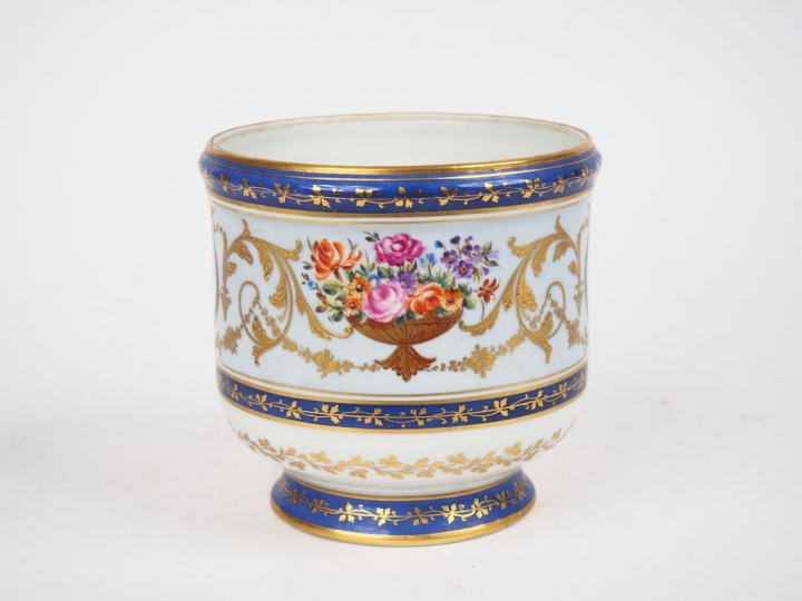 LE GALLEC à Paris. Cache-pot de style Louis XVI en porcelaine à décor 