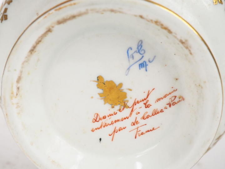 LE GALLEC à Paris. Cache-pot de style Louis XVI en porcelaine à décor 