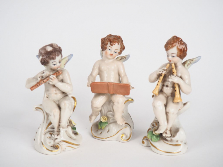 3 sujets en porcelaine polychrome italienne "angelots musiciens". Marq