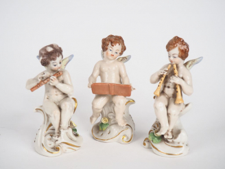 Vente aux enchères 3 sujets en porcelaine polychrome italienne "angelots musiciens". Marq