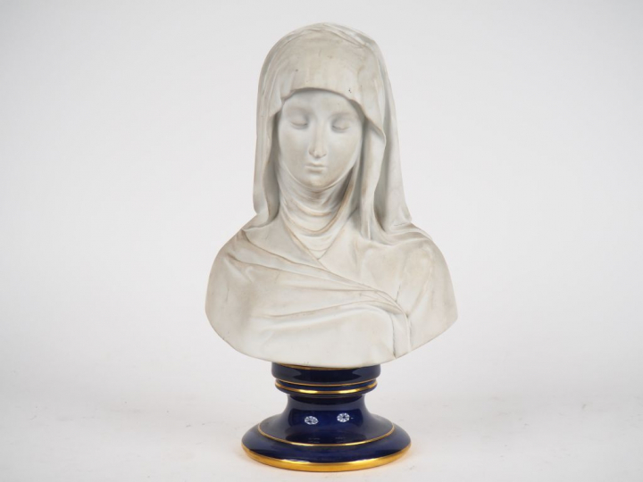 Manufacture de SEVRES. "Sainte Vierge". Sculpture en biscuit sur un so