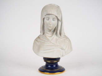 Vente aux enchères Manufacture de SEVRES. "Sainte Vierge". Sculpture en biscuit sur un so