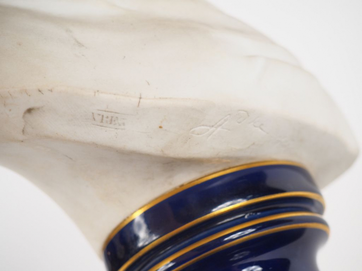 Manufacture de SEVRES. "Sainte Vierge". Sculpture en biscuit sur un so