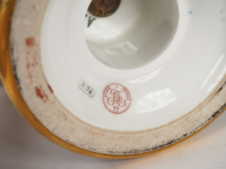 Manufacture de SEVRES. "Sainte Vierge". Sculpture en biscuit sur un so