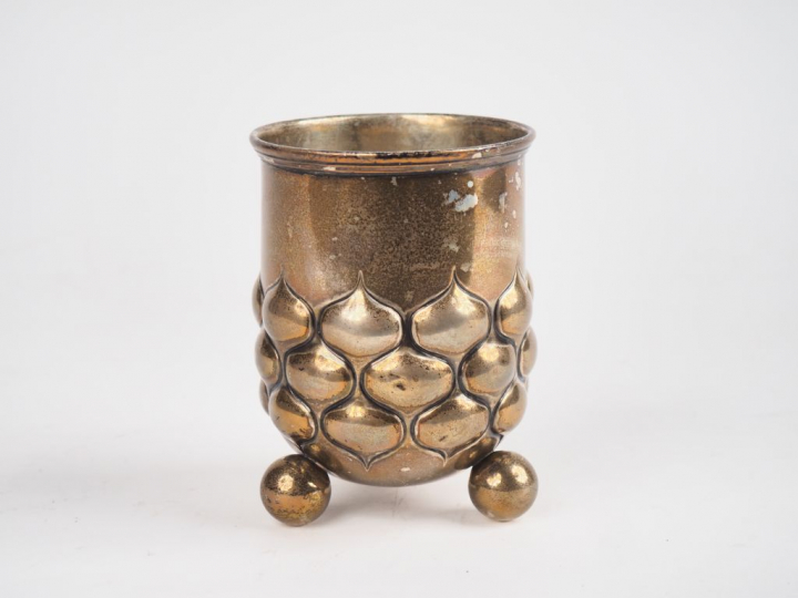 Timbale en argent étranger, à décor de cœurs. Poinçonnée. H. 12 cm. (E