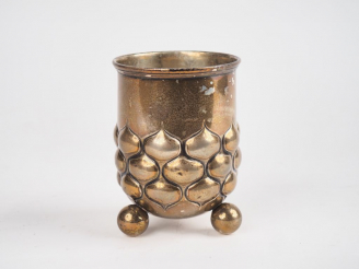 Vente aux enchères Timbale en argent étranger, à décor de cœurs. Poinçonnée. H. 12 cm. (E