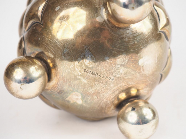 Timbale en argent étranger, à décor de cœurs. Poinçonnée. H. 12 cm. (E