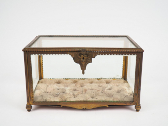 Vente aux enchères Grand coffret à bijoux XIXème en verre, laiton, à décor d'une frise de