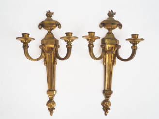Vente aux enchères 	Paire d’appliques doubles de style Louis XVI en bronze à décor de gui