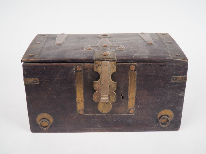 Coffret marocain en bois patiné et laiton. Dim. 18,5 x 35 x 19 cm.
