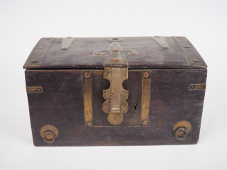 Vente aux enchères Coffret marocain en bois patiné et laiton. Dim. 18,5 x 35 x 19 cm.