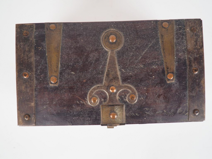 Coffret marocain en bois patiné et laiton. Dim. 18,5 x 35 x 19 cm.