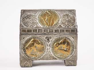 Vente aux enchères Coffret 1900 en forme de châsse reliquaire en métal sur une âme de boi