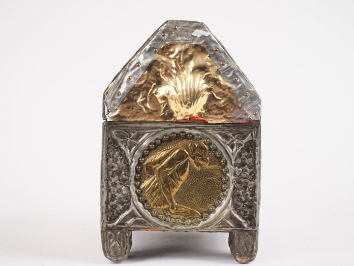 Coffret 1900 en forme de châsse reliquaire en métal sur une âme de boi