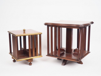 Vente aux enchères Suite de deux petites bibliothèques tournantes de bureau XIXème, angla