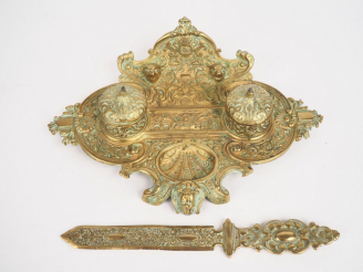 Vente aux enchères Nécessaire de bureau Napoléon III de style Louis XIV en bronze. Dim. 2
