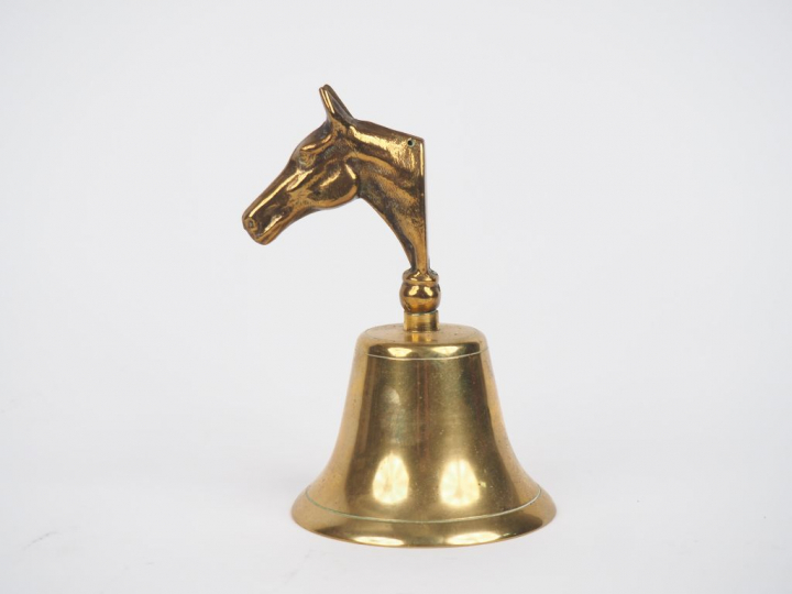 Clochette en bronze, prise en forme de tête d'étalon. H. 14,5 cm.