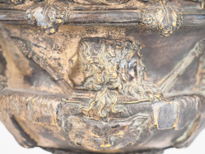 Vase dit "Warwyck" XIXème en bronze à décor de têtes d'hommes et de pa