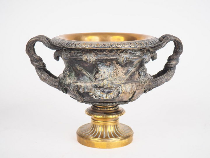 Vase dit "Warwyck" XIXème en bronze à décor de têtes d'hommes et de pa