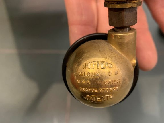 Jacques ADNET. Desserte roulante en métal et laiton gainée de cuir noi