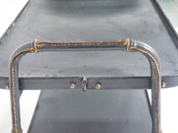 Jacques ADNET. Desserte roulante en métal et laiton gainée de cuir noi