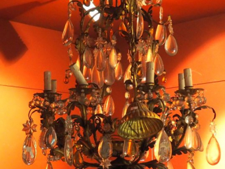 Vente aux enchères BAGUES. Grand lustre à pampilles bicolores, monture en bronze et tôle 